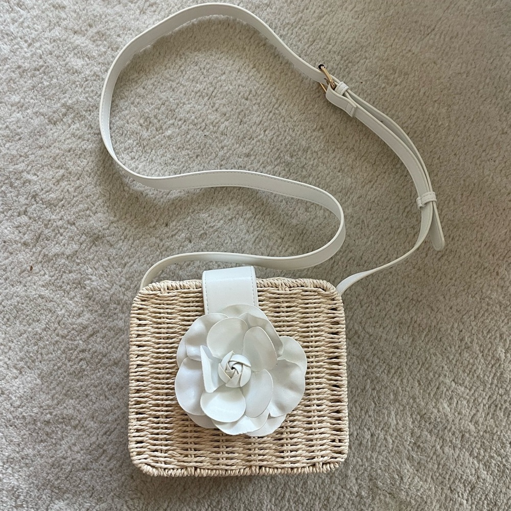 Square wicker bag with rosette and magnetic closure